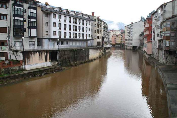 Deba ibaia kolore marroiz agertu da gaur goizean