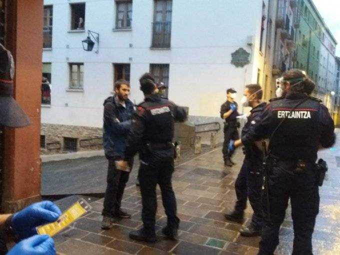 Informaziorako eskubidea bermatzeko eskatu dute Kazetarien Euskal Elkarkoak eta Elkarteak