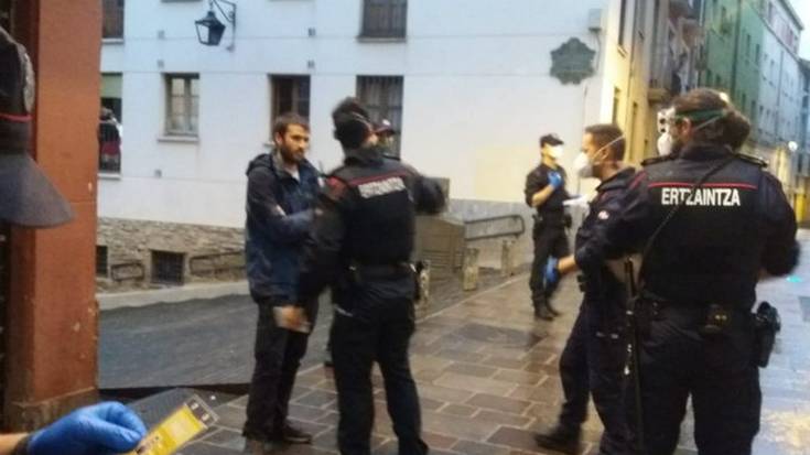 Informaziorako eskubidea bermatzeko eskatu dute Kazetarien Euskal Elkarkoak eta Elkarteak