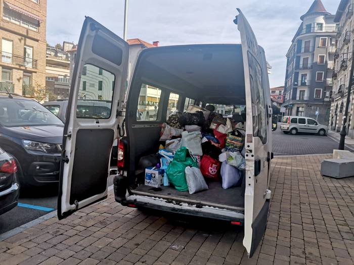 Hasi dira furgonetak betetzen Valentziara bidaltzeko materialarekin