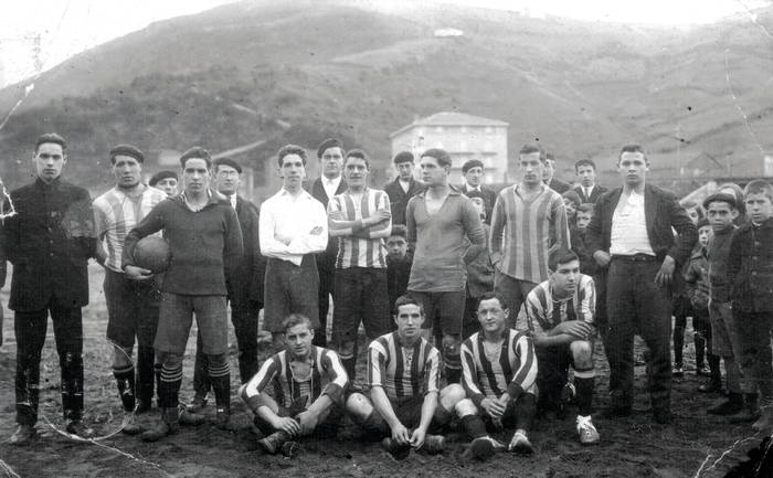 Elgoibarko futbol taldea Debako hondartzan
