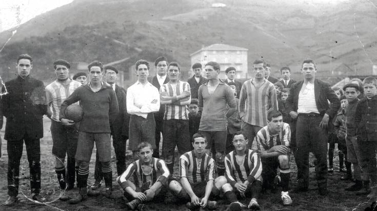 Elgoibarko futbol taldea Debako hondartzan