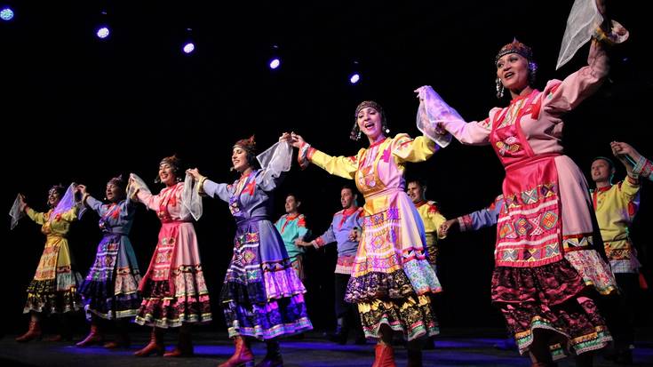Maalako parkea India, Txuvaxia eta Euskal Herriko folklorez bete zuten