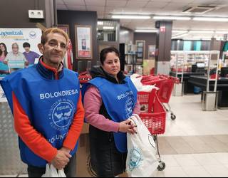 Boluntarioak behar dira elikagaien bankuak antolatu duen janari bilketarako