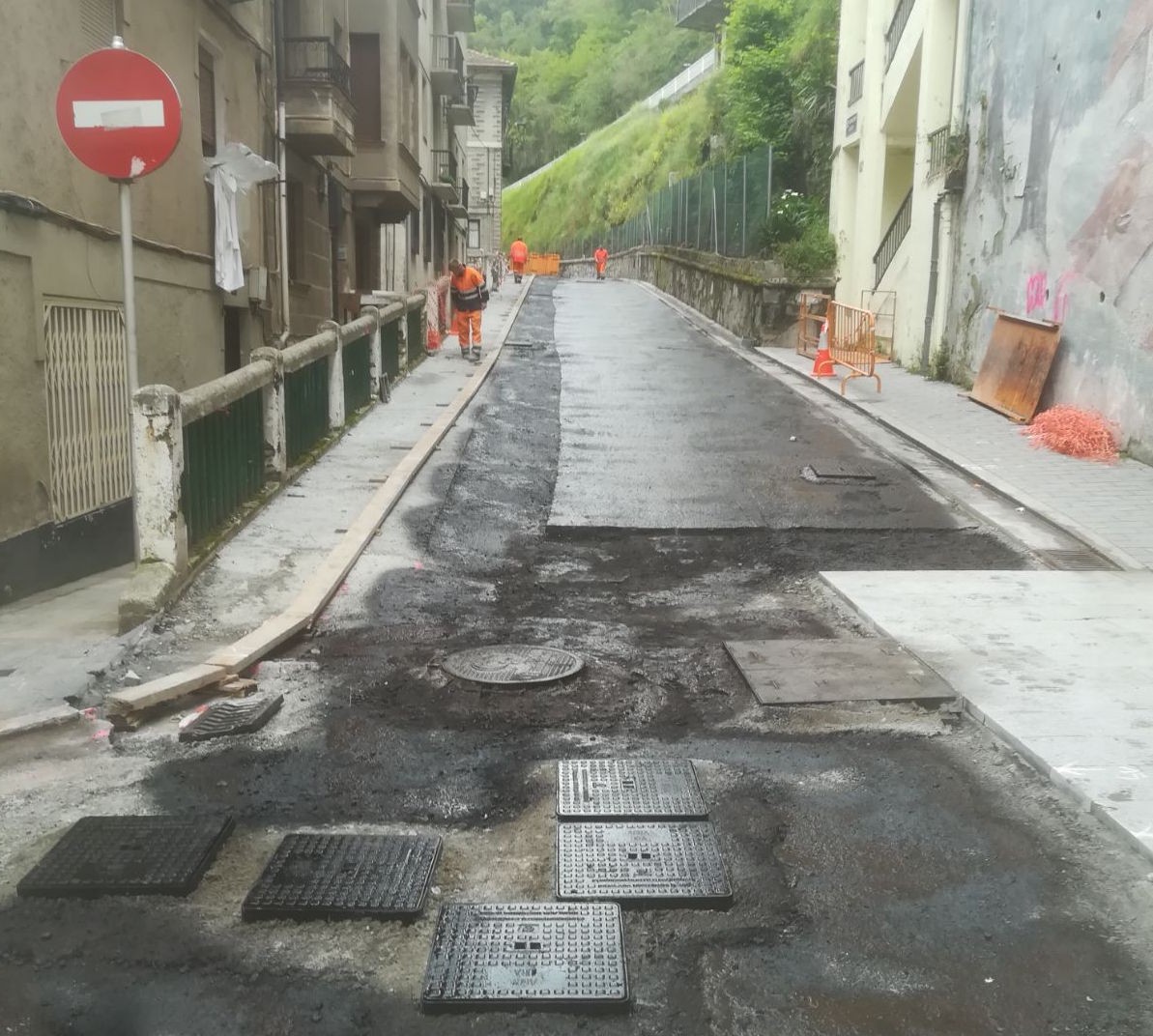 Gabolats asfaltatzen dabiltza