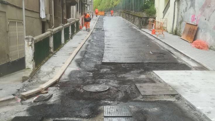 Gabolats asfaltatzen dabiltza