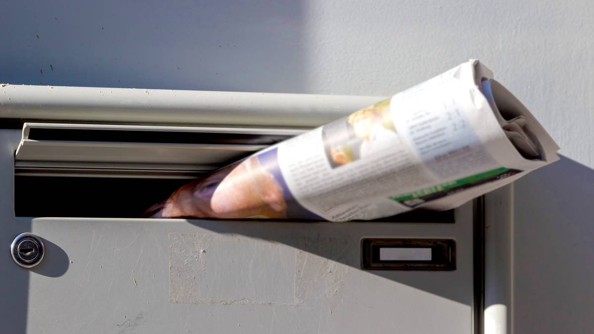 Lan deialdia zabaldu dute Debako eta Itziarko herriguneetan Barrena astekaria banatzeko