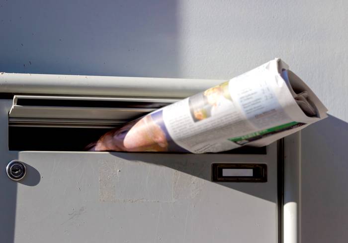 Lan deialdia zabaldu dute Debako eta Itziarko herriguneetan Barrena astekaria banatzeko