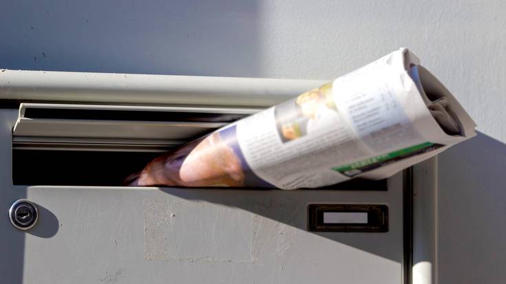 Lan deialdia zabaldu dute Debako eta Itziarko herriguneetan Barrena astekaria banatzeko