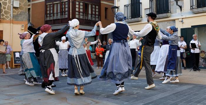 Euskal dantzek hartuko dute bihar, larunbatez, Debako Foruen plaza