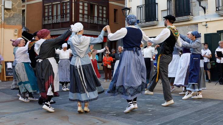 Euskal dantzek hartuko dute bihar, larunbatez, Debako Foruen plaza