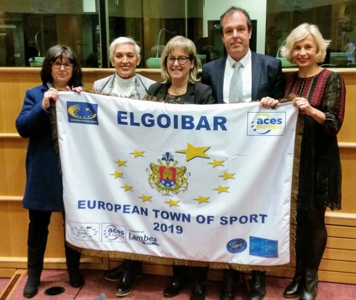 Elgoibarko Udaleko ordezkariek Bruselan jaso dute 2019ko Europako Kirolaren Herria izendapena