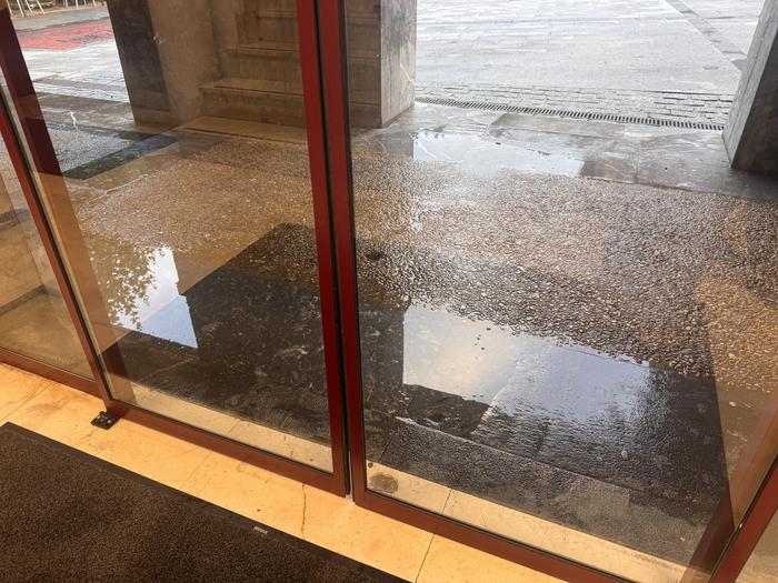 Soraluzeko anbulatorio sarrerako putzua dela-eta, erabiltzaileak haserre