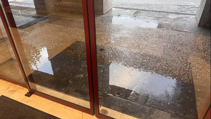 Soraluzeko anbulatorio sarrerako putzua dela-eta, erabiltzaileak haserre