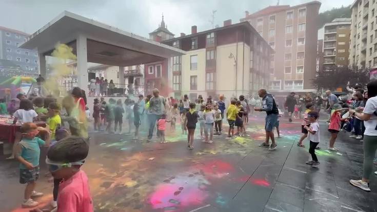 Koloretako txupinazoarekin ekin diote Umeen Egunari
