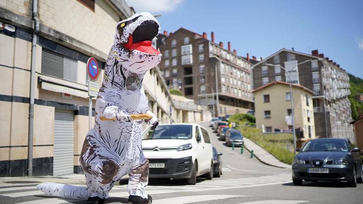 Zeresana eman duen dinosauroa iragarki bat grabatzen aritu zen domekan Urazandin