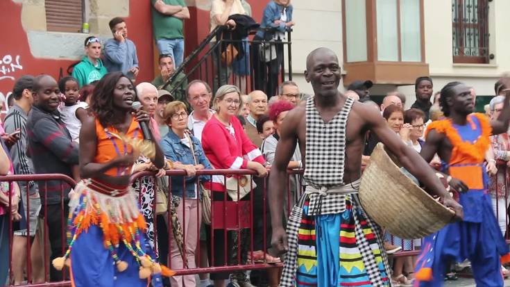 Afrika eta Europa ekialdeko dantzez bete zen plaza Santixauetan