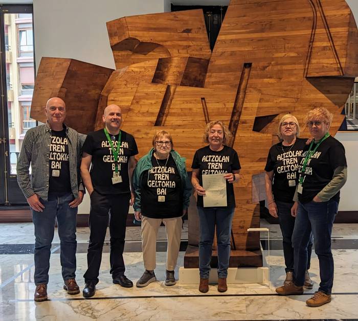 Eusko Legebiltzarreko agerraldia "etsigarria" izan dela adierazi du Tren Geltokia Bai plataformak