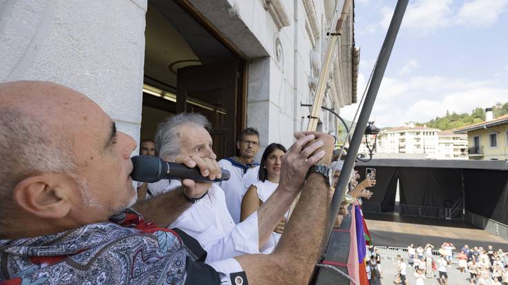 Etxegiña taldekoek bota duten txupinazoarekin hasi dira 2025eko San Bartolome jaiak