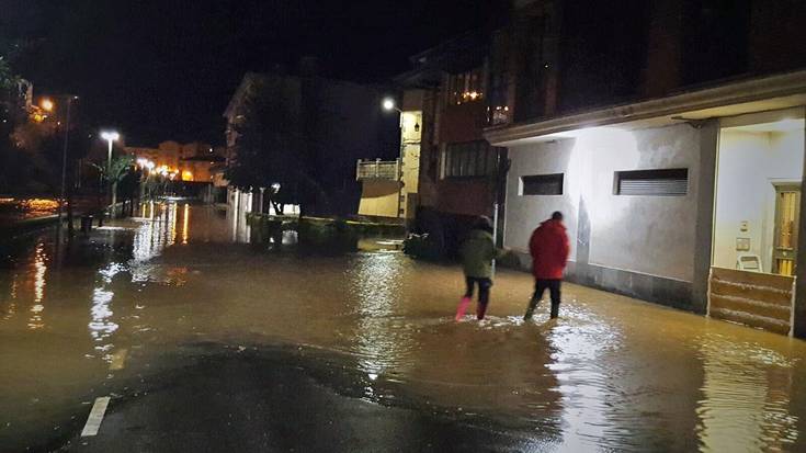 Klapetak jarriko ditu Mendaroko Udalak Garagartzan, auzoa berriz urak hartu ez dezan