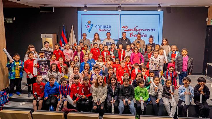 S.D. Eibar Fundazioaren 'Euskararen Baloia' ekimenean parte hartu dute Elgoibar ikastolakoek