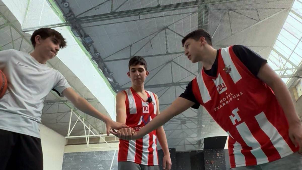 Galdera kateatu dibertigarriak egin dituzte Elgoibarko saskibaloi jokalariek