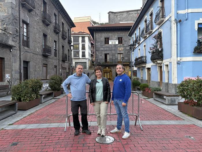 Soraluzeko EAJ-PNVk Udal Gobernuaren utzikeria salatu du Hirigune Historikoko piboteen egoera txarraren aurrean eta udalerrirako sarbideetan segurtasun kamerak falta direlako