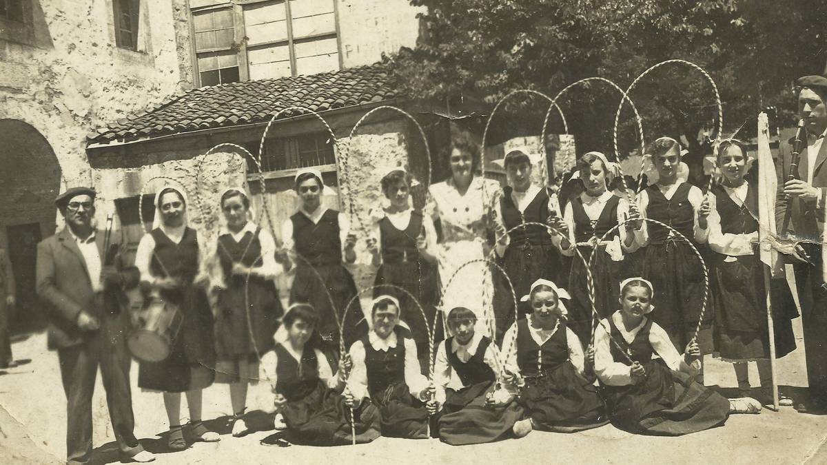 Txikurixan neskatila dantzariak