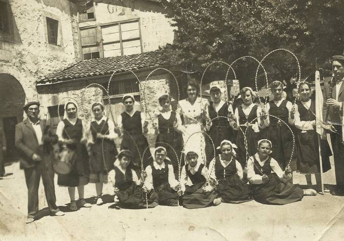 Txikurixan neskatila dantzariak