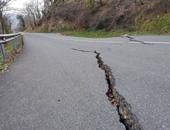 Azkarateko errepidea konpontzea eskatzeko sinadura bilketa hasi dute