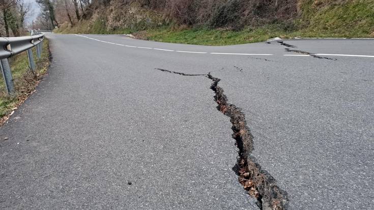 Azkarateko errepidea konpontzea eskatzeko sinadura bilketa hasi dute