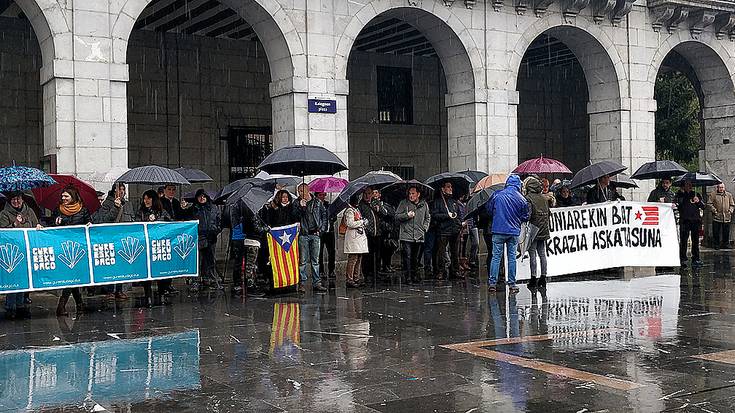 Kataluniako espetxeratzeak salatzeko elkarretaratzeak egin dituzte Elgoibarren eta Mendaron