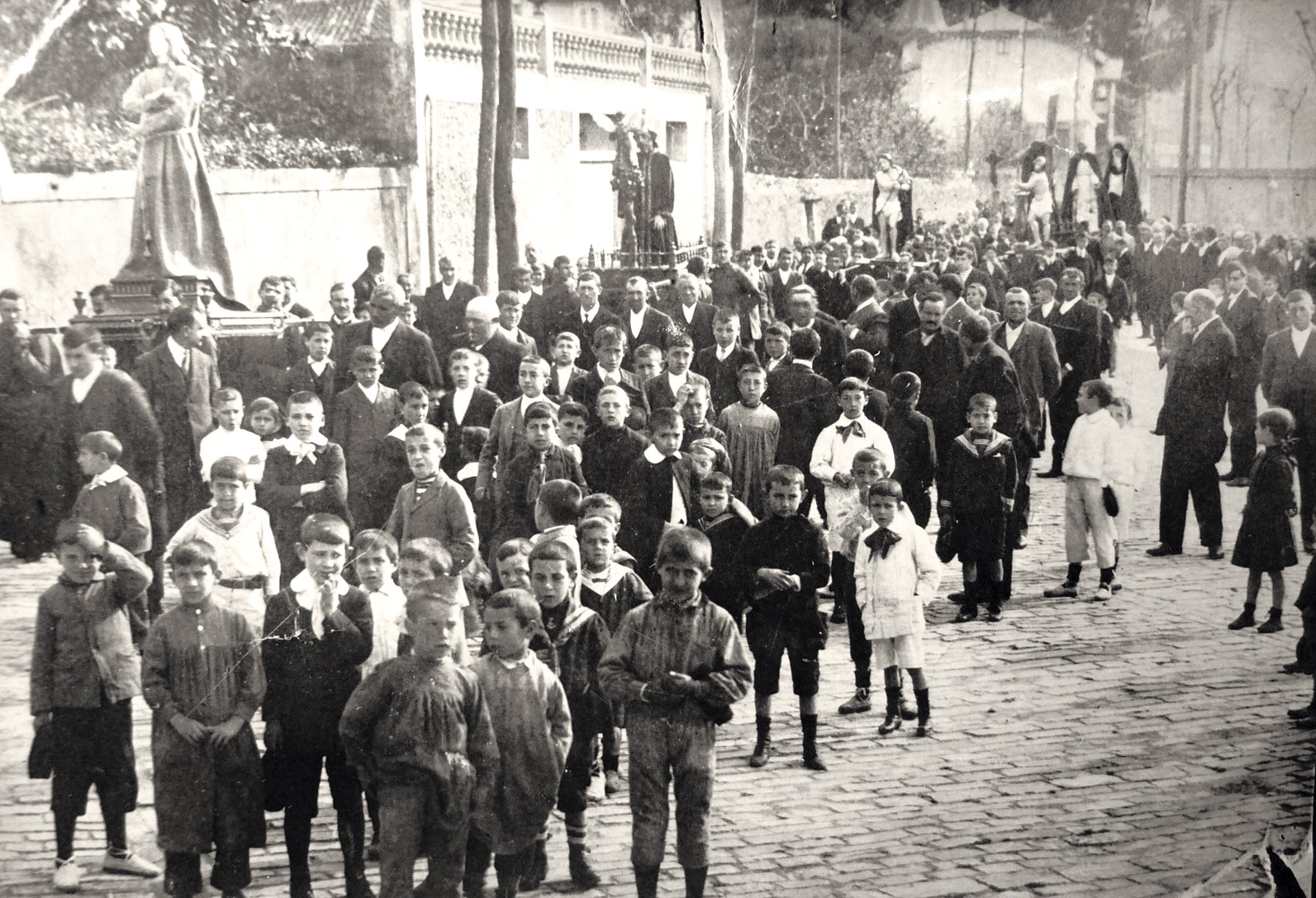 1910: Ostiral Santuko prozesioa