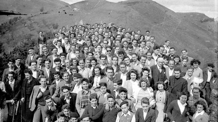 1943tik gaur arte izan dituen mugarri nagusiak jaso ditu Morkaikok dokumental batean