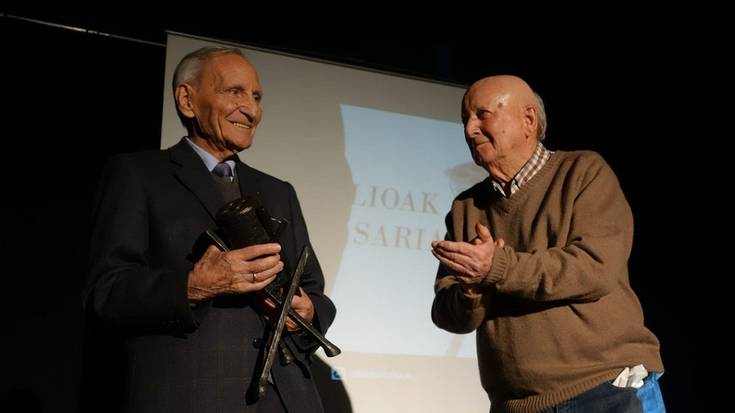 Julen Zabaleta marrazkilariak jaso du Gure Balioak Saria