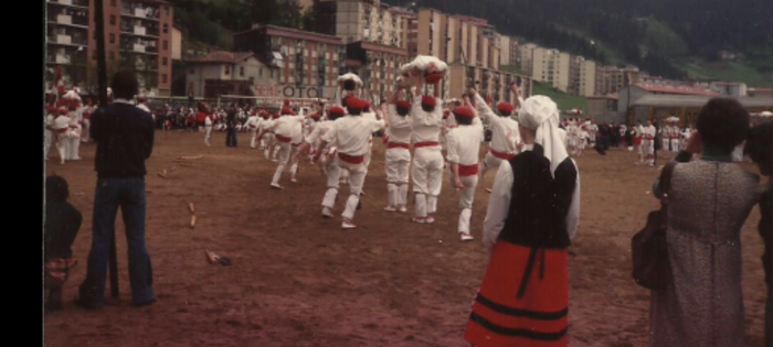 San Pelaio dantzariz gainezka