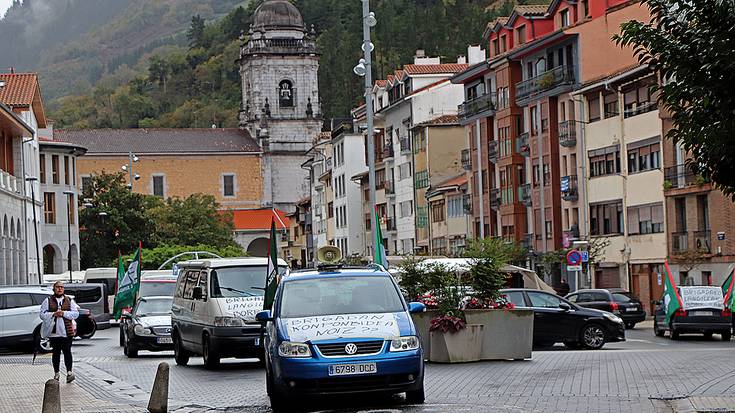 Brigadako langileek auto-karabana zaratasua egin dute lan-baldintzak hobetzea eskatzeko