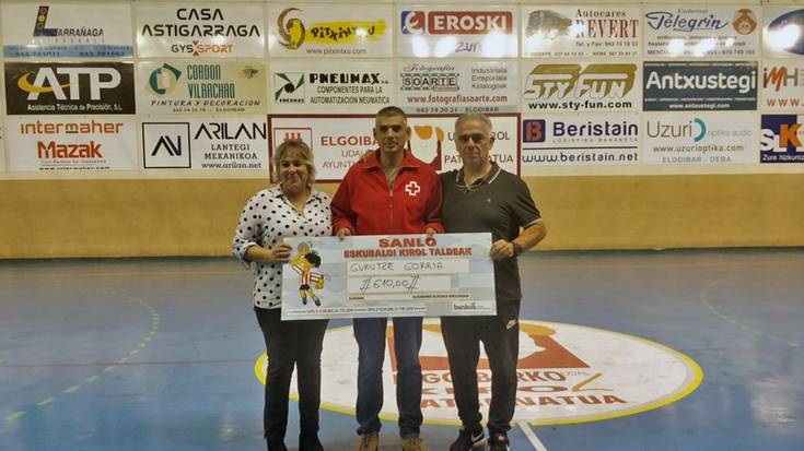  Sanlok Gurutze Gorriari eman dio Bingo Solidarioan batutako dirua