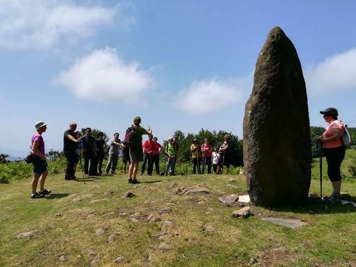 Domekan Dolmenen ibilbidea ezagutzeko bisita gidatua; uda-sasoiko lehenengoa.