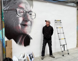 Mural berria margotzen ari da Gorka Gonzalez Ermuan