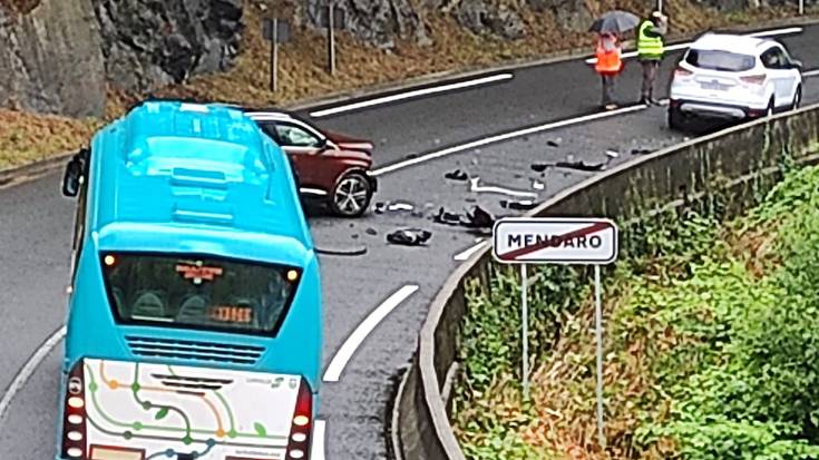 Mendaron gertatutako istripu batek bi kilometro inguruko auto pilaketak sortu ditu