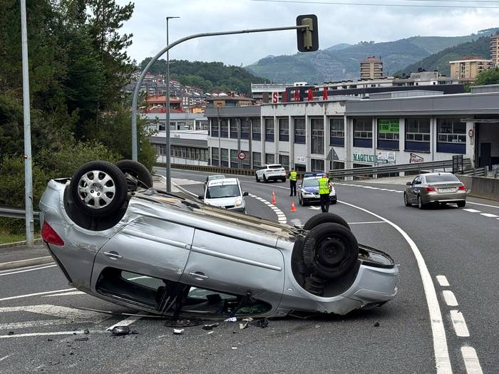 Auto bat irauli da Olaso parean