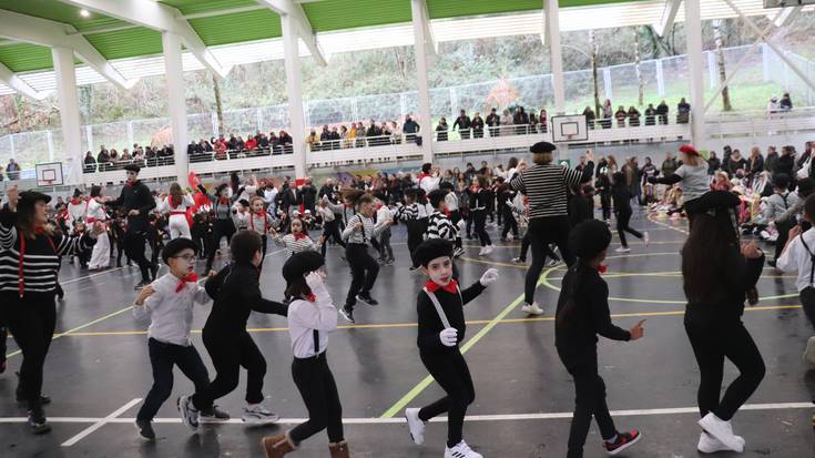 Herri eskolakoek dantzan ospatu dituzte inauteriak