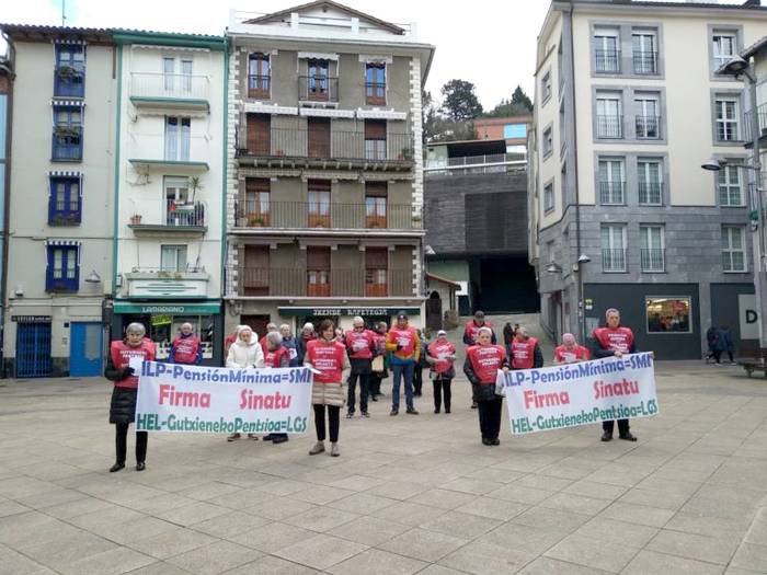 Urteko lehen mobilizazioa egin dute Deba-Itziarko pentsiodunek