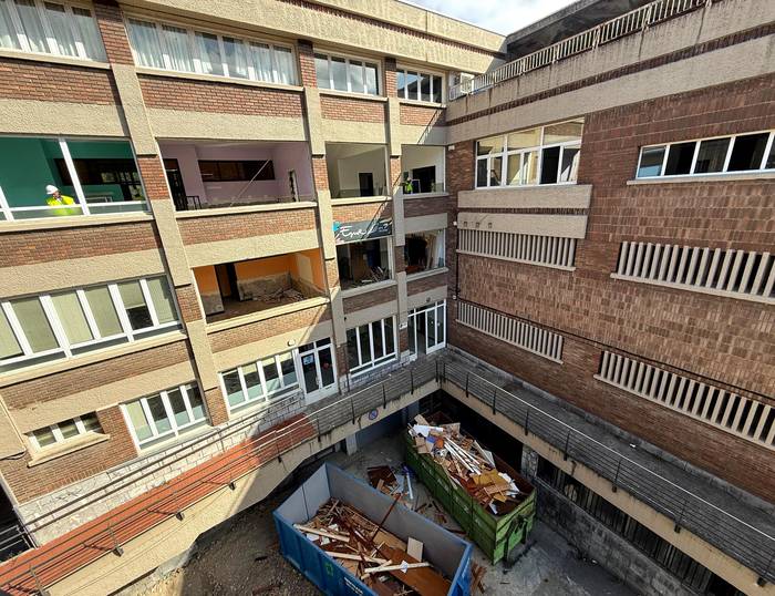 Hasi dituzte Merkatu plaza zegoen eraikina eraisteko lanak
