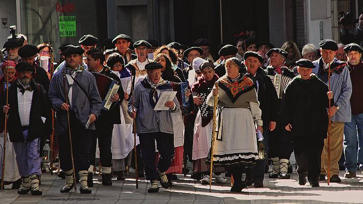 Kopla zaharrak ahoan eta makila eskuan ibili ziren Etxegina taldekoak Elgoibarko kale eta auzoetan