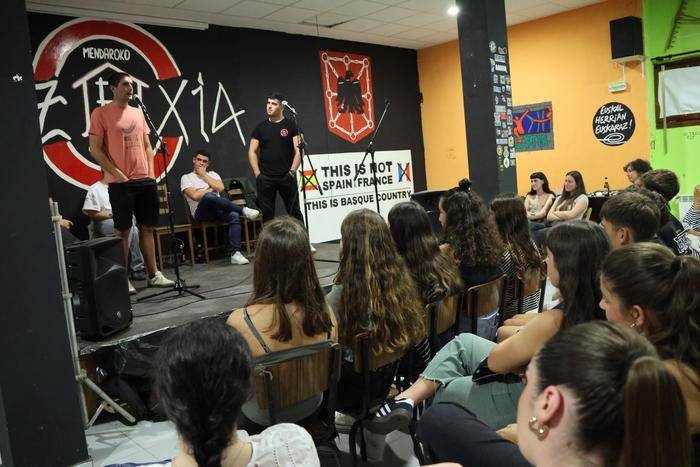 Bertsotan Gixez bertso-trama antolatu du Mendaroko Gazte Asanbladak