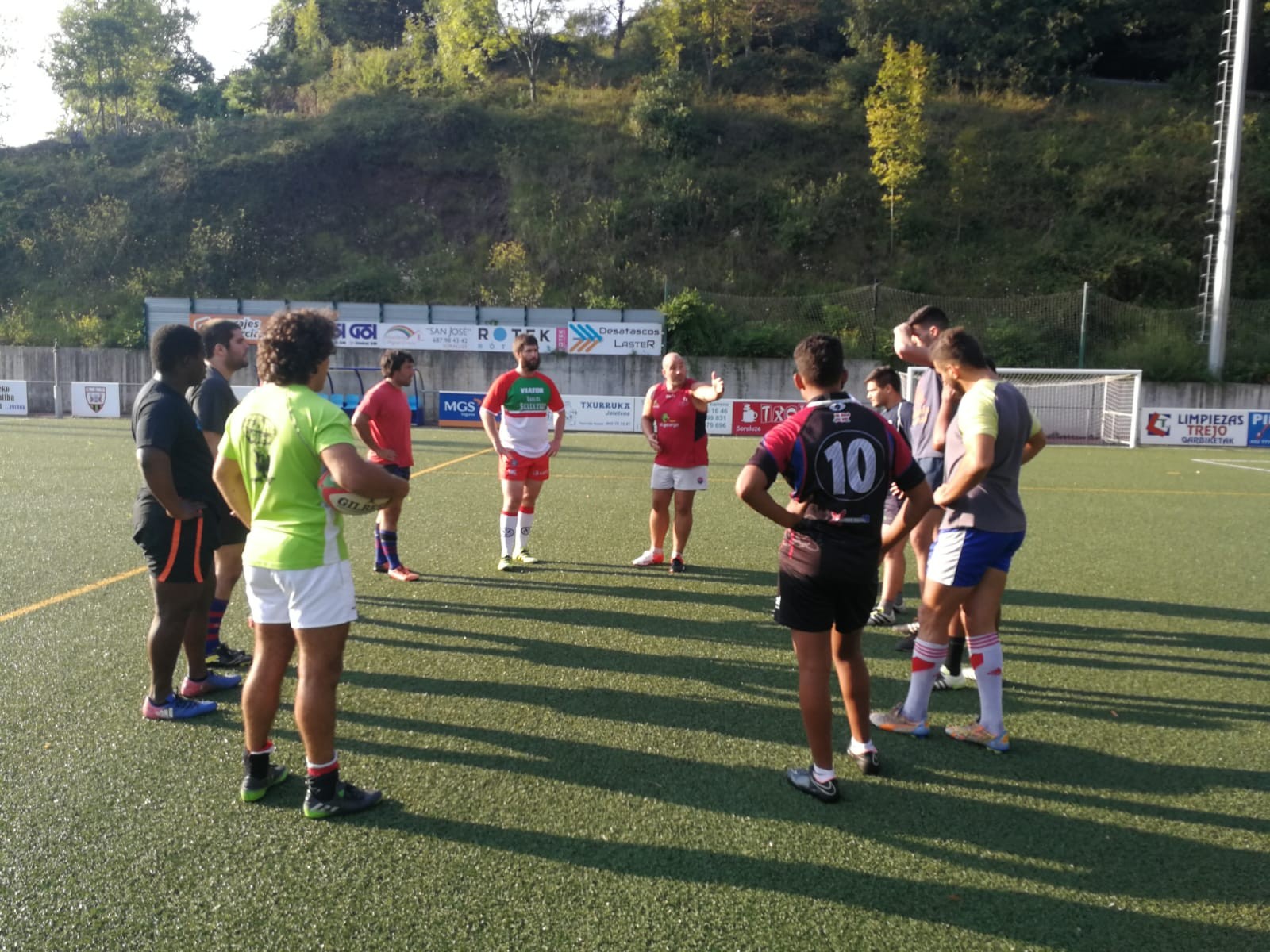 Eibarko Rugbi Taldeak Ezozin dihardu entrenatzen 