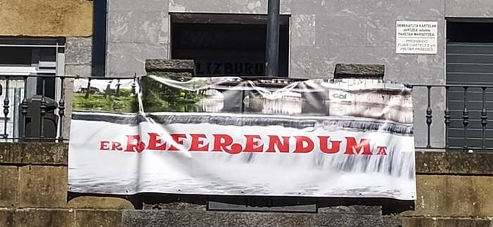 Bigarren pankarta: Erreferenduma!