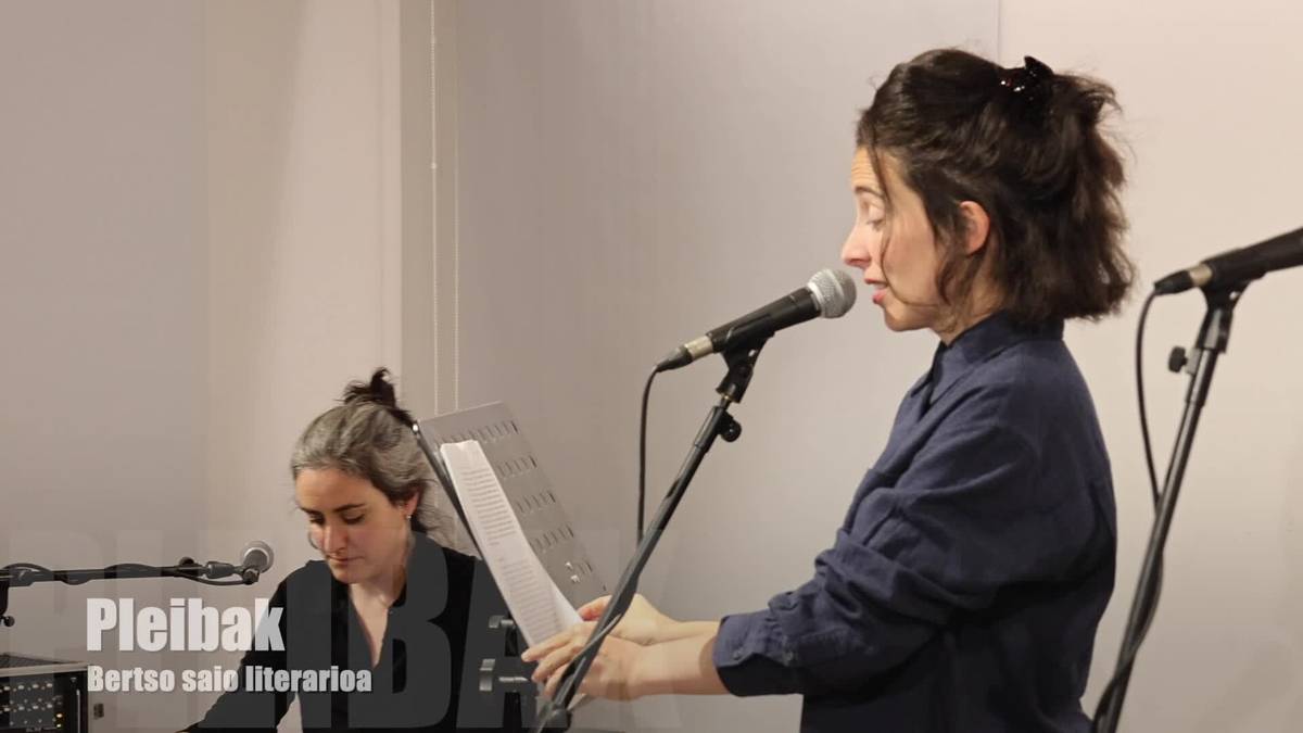 Aita Agirreko aretoa bete egin zen 'Pleibak' bertso-saio musikatuan